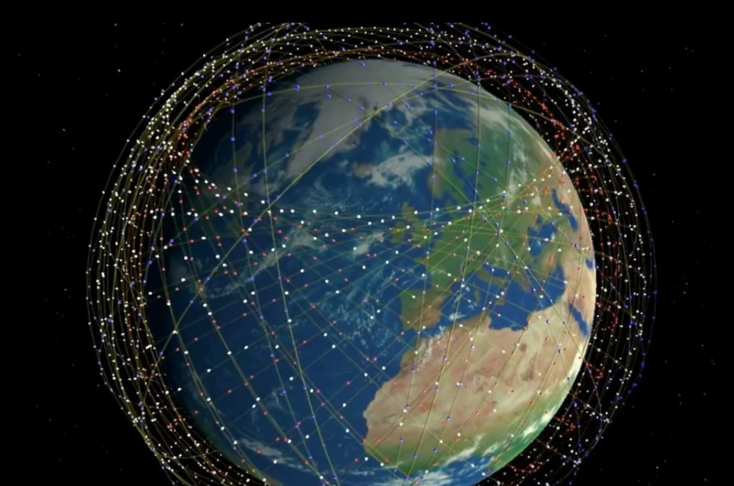 大量彩色卫星轨道环绕地球，呈现密集的卫星星座分布