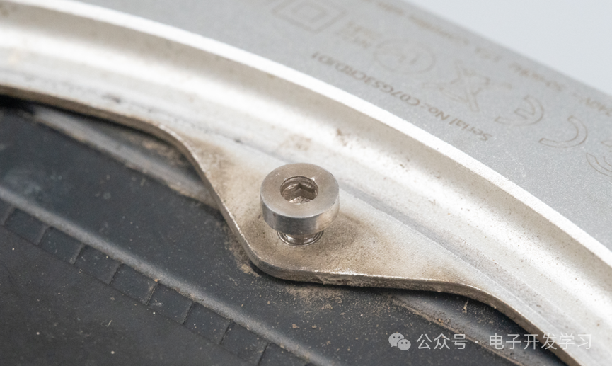 用于固定底盖的螺丝