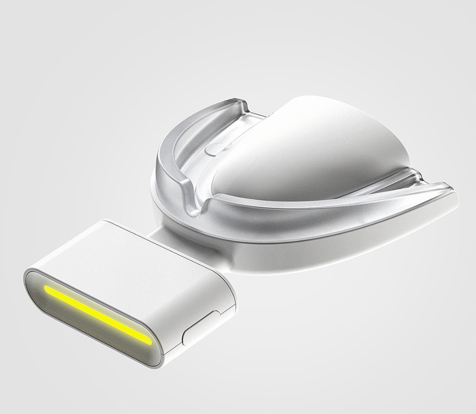 白色牙科护理设备，牙托连接带有黄色发光条的控制模块