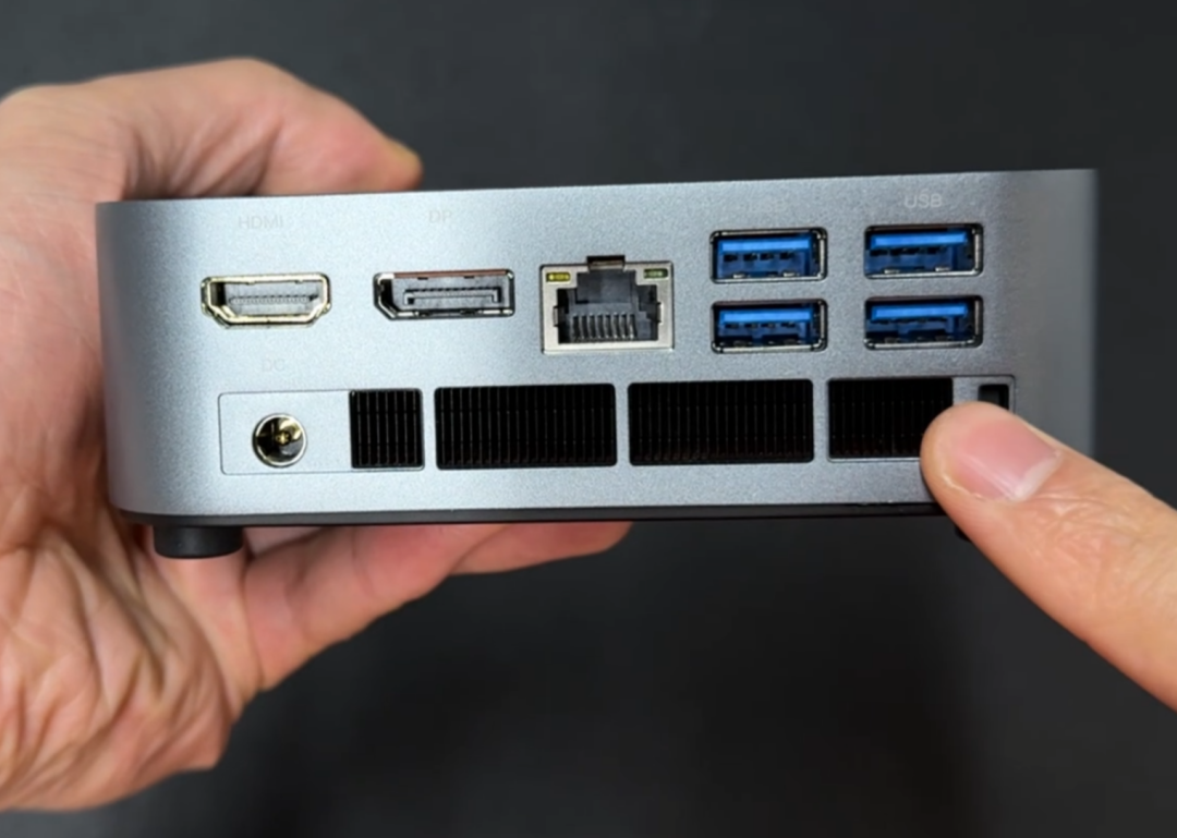 D70主机背面接口特写：HDMI, DP, RJ45, USB