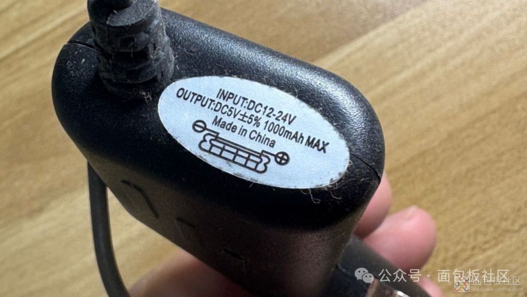 充电器侧面的技术参数标签