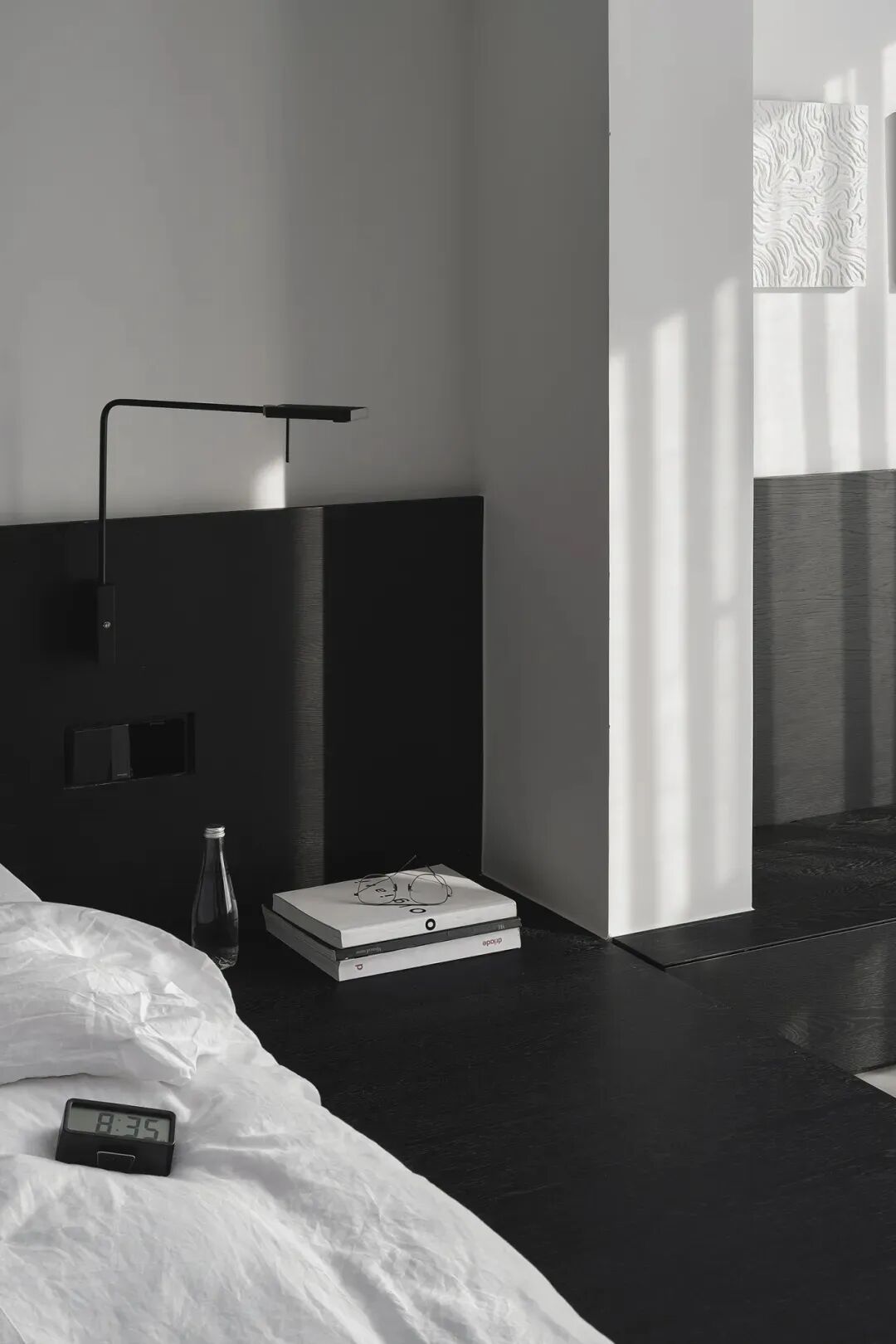 卧室床头特写，闹钟与书籍