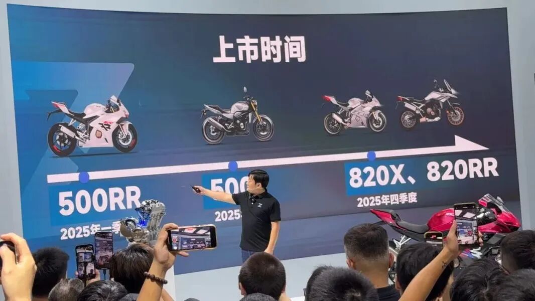 张雪在发布会上讲解新车上市规划