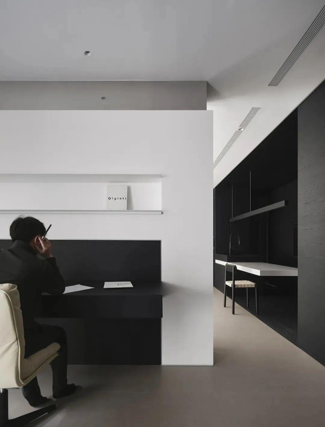 书房工作场景，男性背影