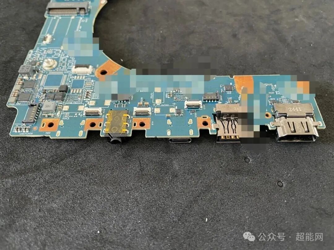 主板局部接口与元件特写