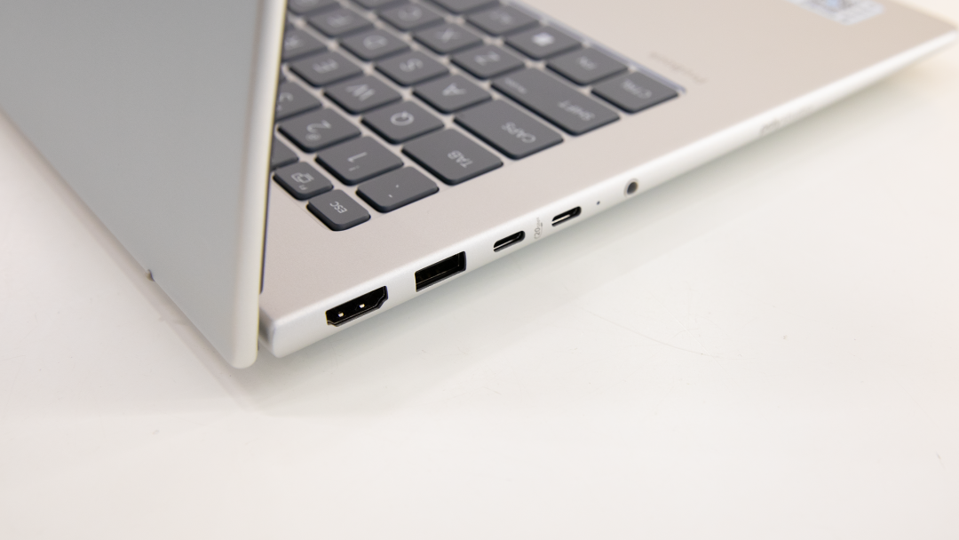 右侧接口：HDMI、USB-A、USB-C、3.5mm