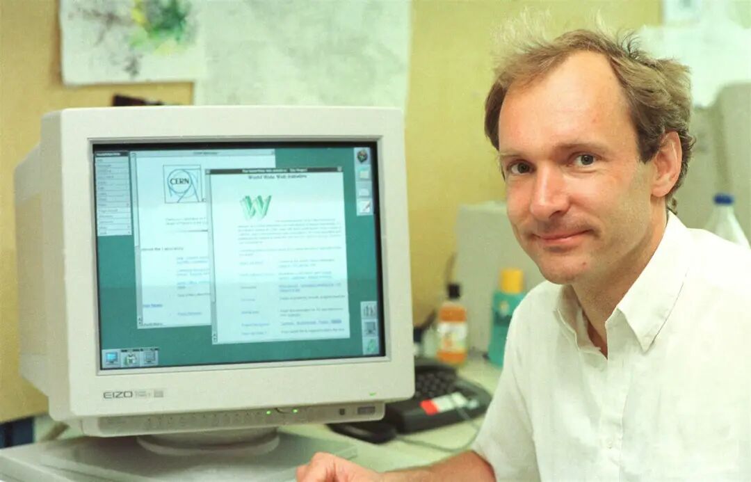 Tim Berners-Lee 在 CERN,身后是早期万维网页面