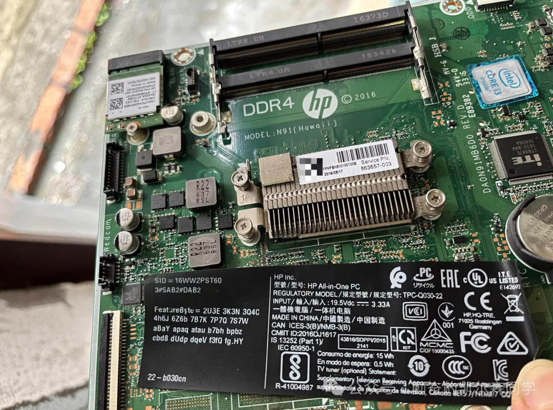 主板特写，重点展示板载的DDR4内存及型号标签