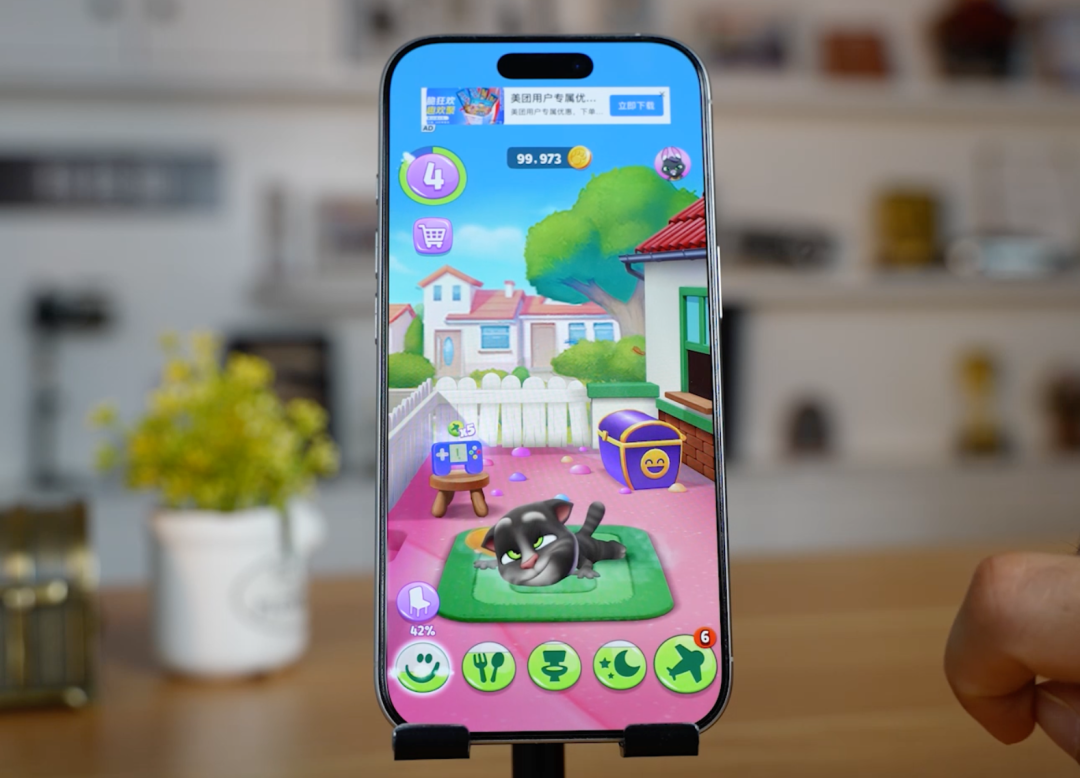 《我的汤姆猫2》游戏截图，猫咪在房间内