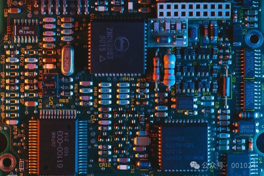 布满元件的电路板，比喻Go后端系统的复杂性