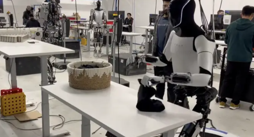 特斯拉人形机器人在实验室工作