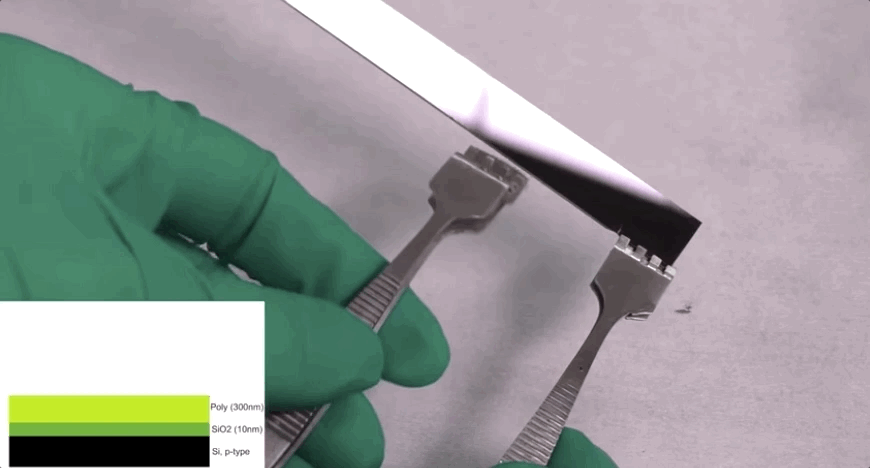 手工操作中的柔性芯片衬底