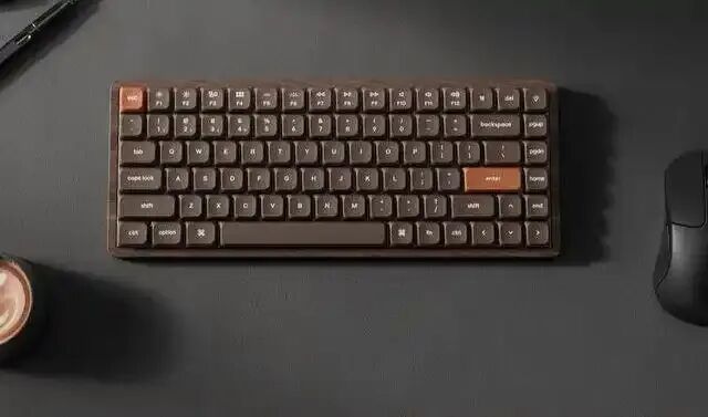 胡桃木外壳矮轴机械键盘桌面展示图