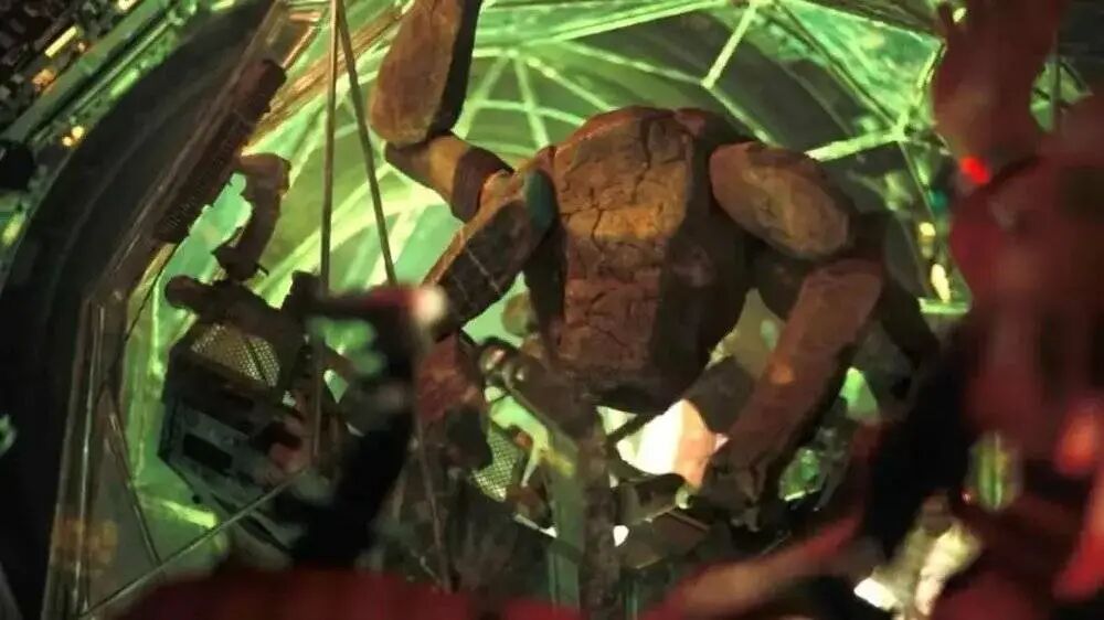 科幻战斗场景：巨型机械生物