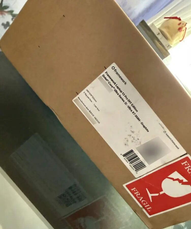 Framework Laptop 13 Pro DIY Edition 包装箱标签,标注 Ultra X7 358H