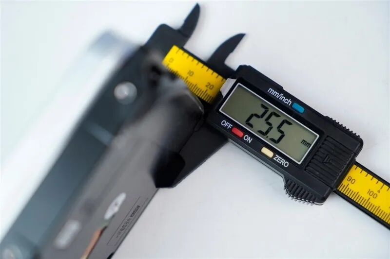 使用游标卡尺测量硬盘厚度
