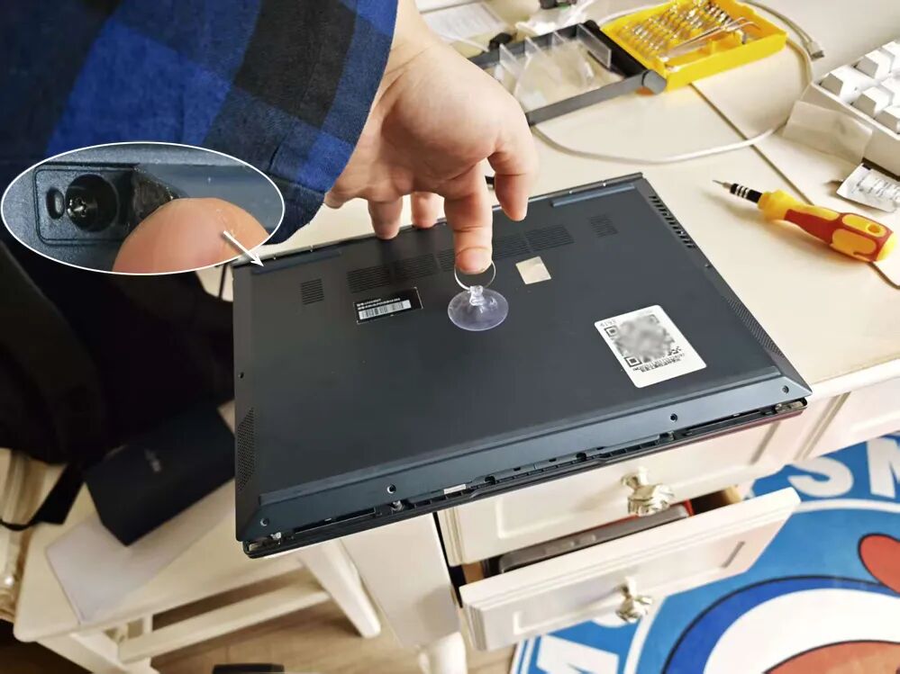 拆解笔记本电脑后盖清灰