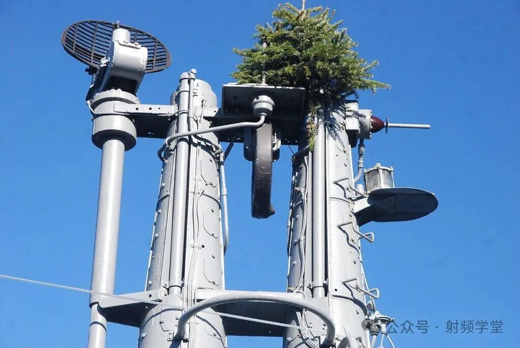 舰船桅杆上的潜望镜天线与装饰