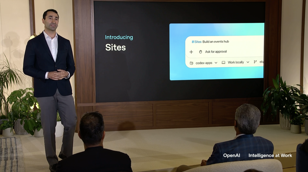 男性演讲者在舞台上介绍OpenAI的Sites功能，屏幕展示“Build an events hub”等界面选项