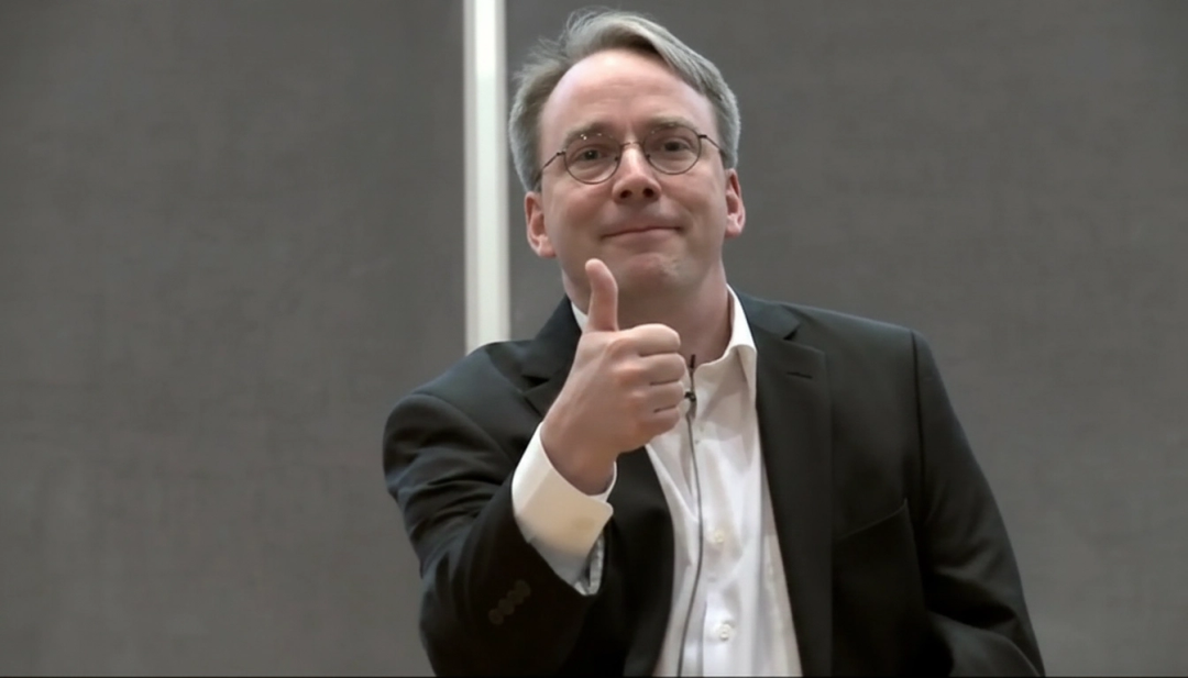 Linux 创始人 Linus Torvalds 竖大拇指