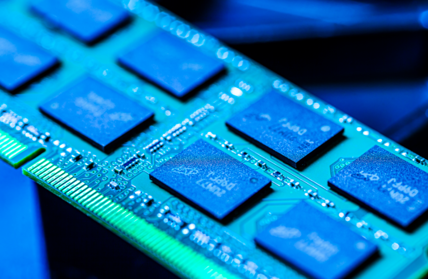 蓝色光照下的电路板与芯片特写