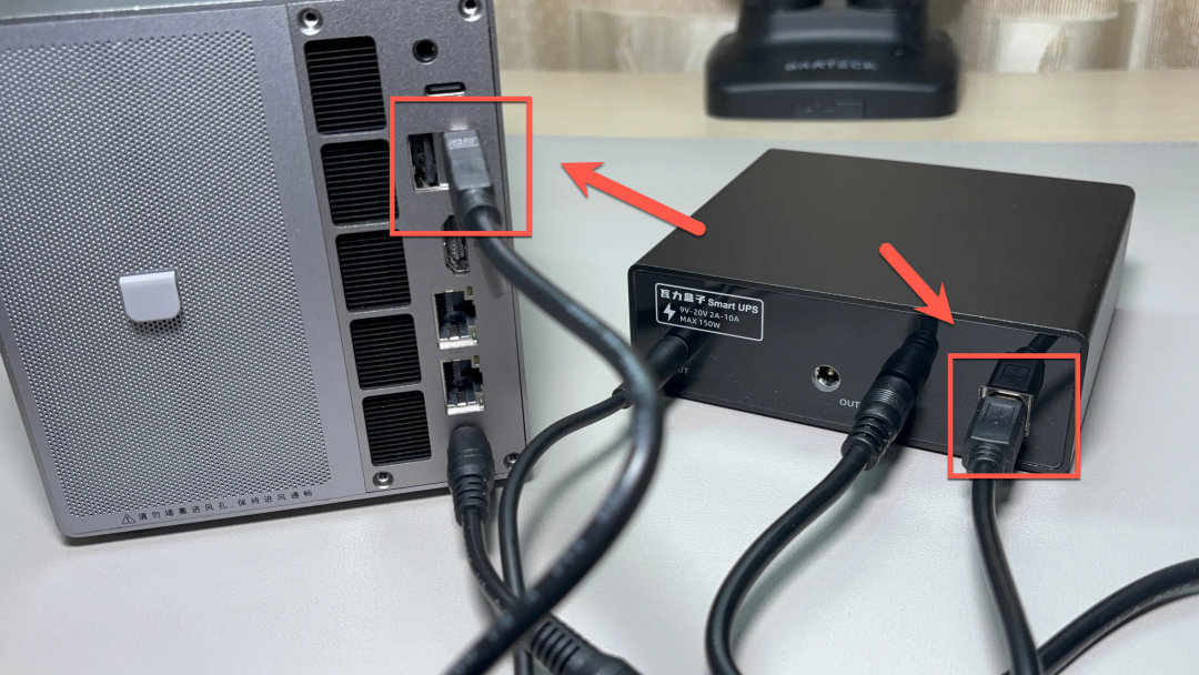用USB信号线连接UPS与NAS的USB接口