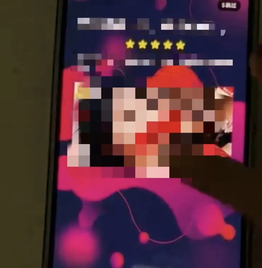 宝宝巴士应用界面截图，上方有五颗星评分，中央内容被模糊处理