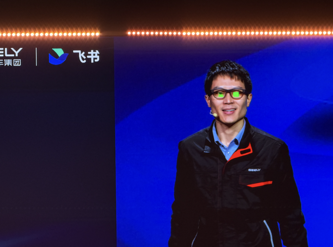 用户佩戴AI眼镜的图例