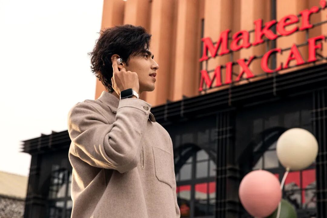 使用Lightwear进行通话或与AI交互的场景示意