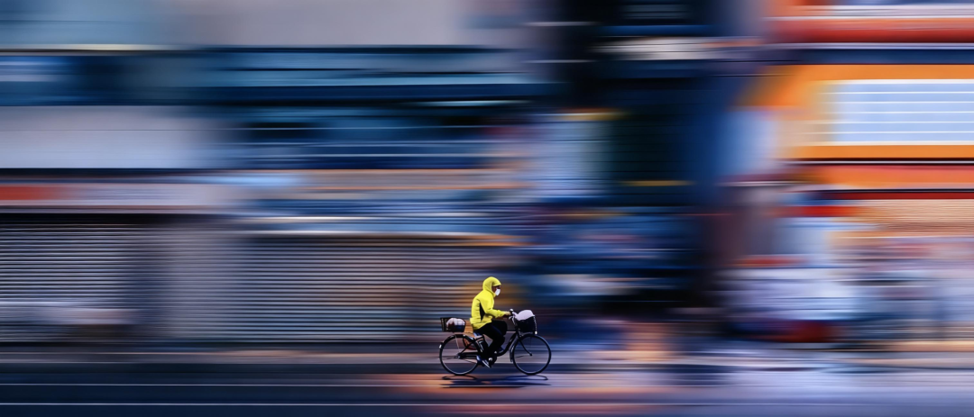 雨中疾行的骑行者