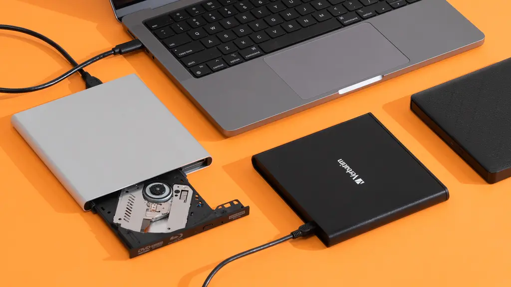 银色外置光驱和黑色Verbatim外置光驱连接笔记本电脑