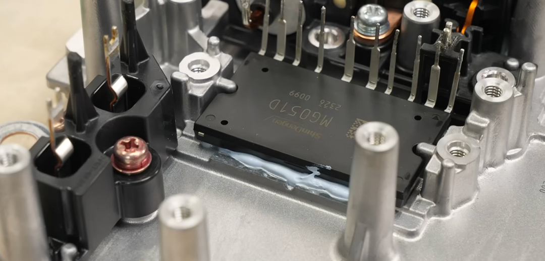 功率模块另一角度，印有“M6051D”