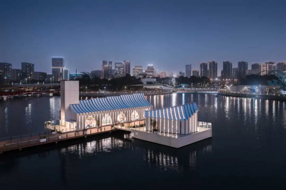 天鹅湖建筑平静水面夜景