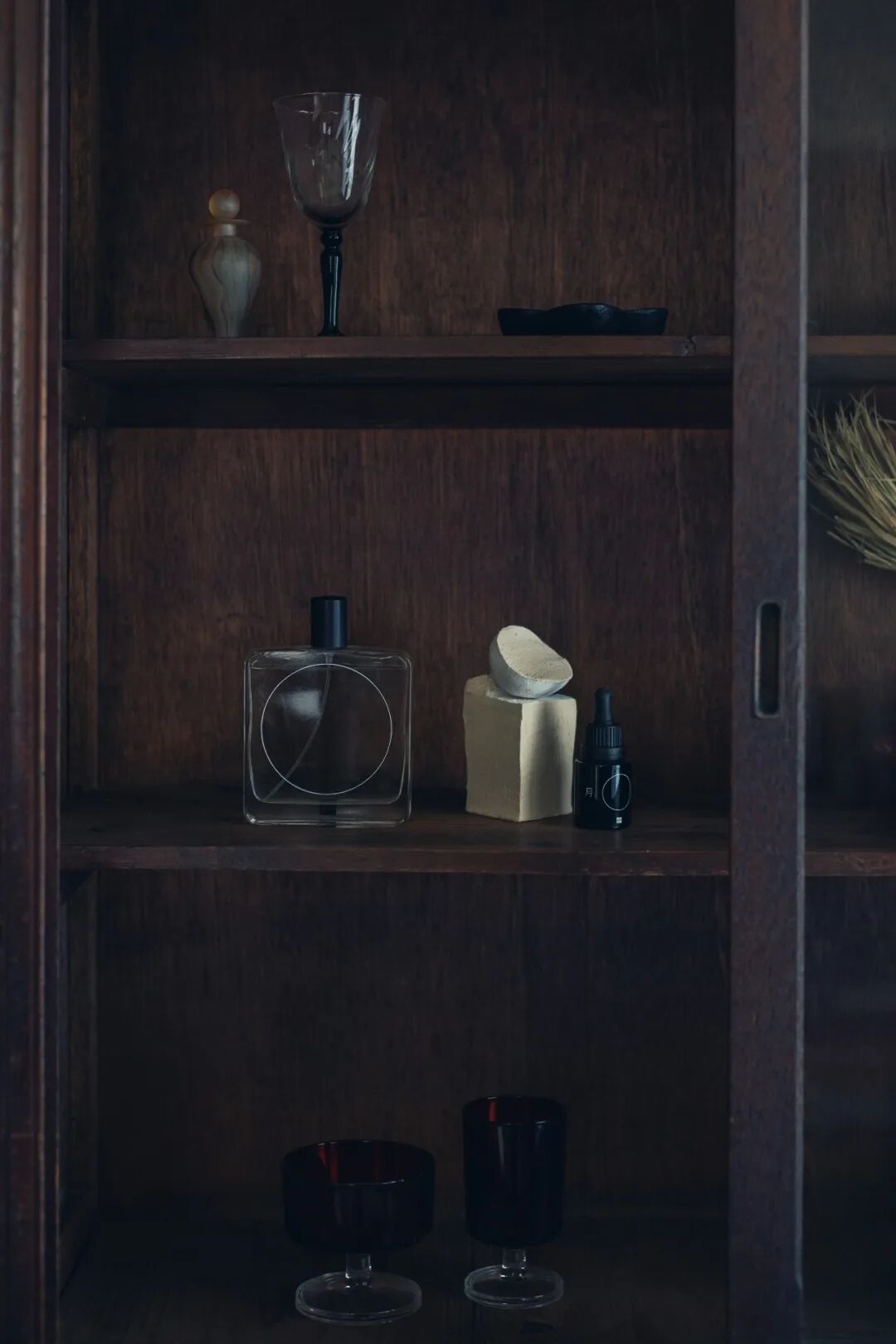 深色木柜内的香氛产品