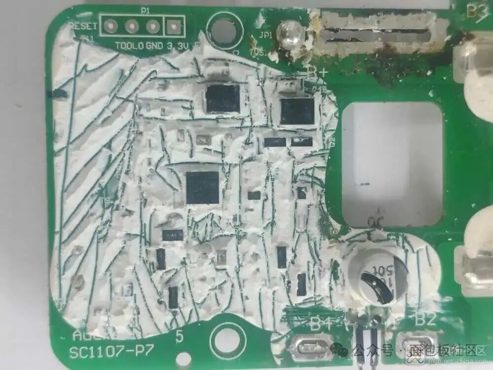 清理结构胶后的 BMS 板