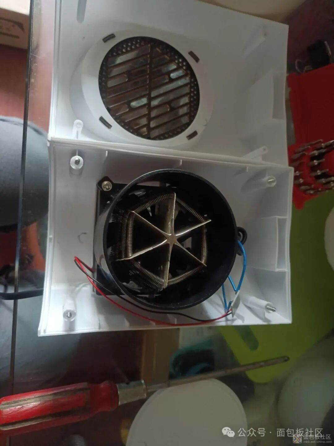 拆解后的电暖风机内部总览