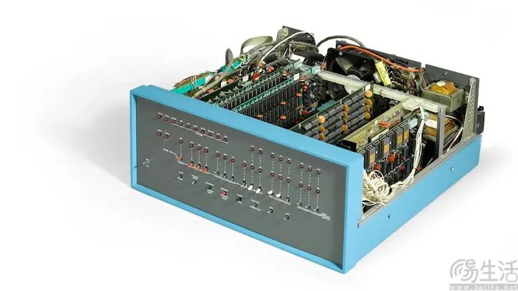 一台典型的70年代个人电脑：老式蓝色外壳电子设备，内部是复杂的电路板