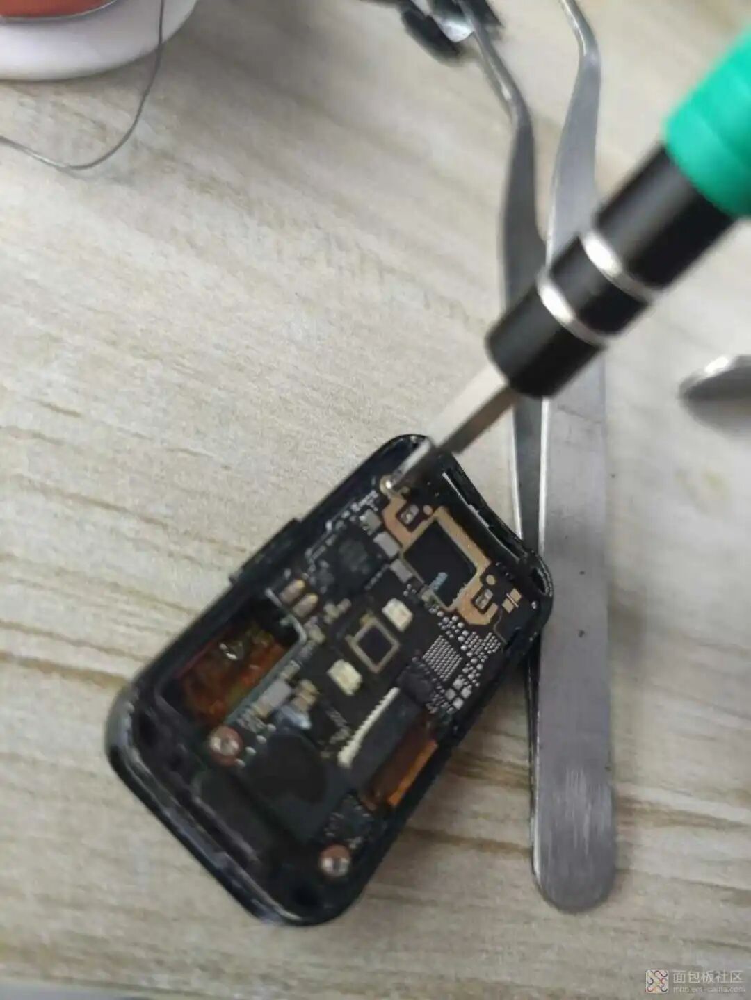 拆卸PCB固定螺丝