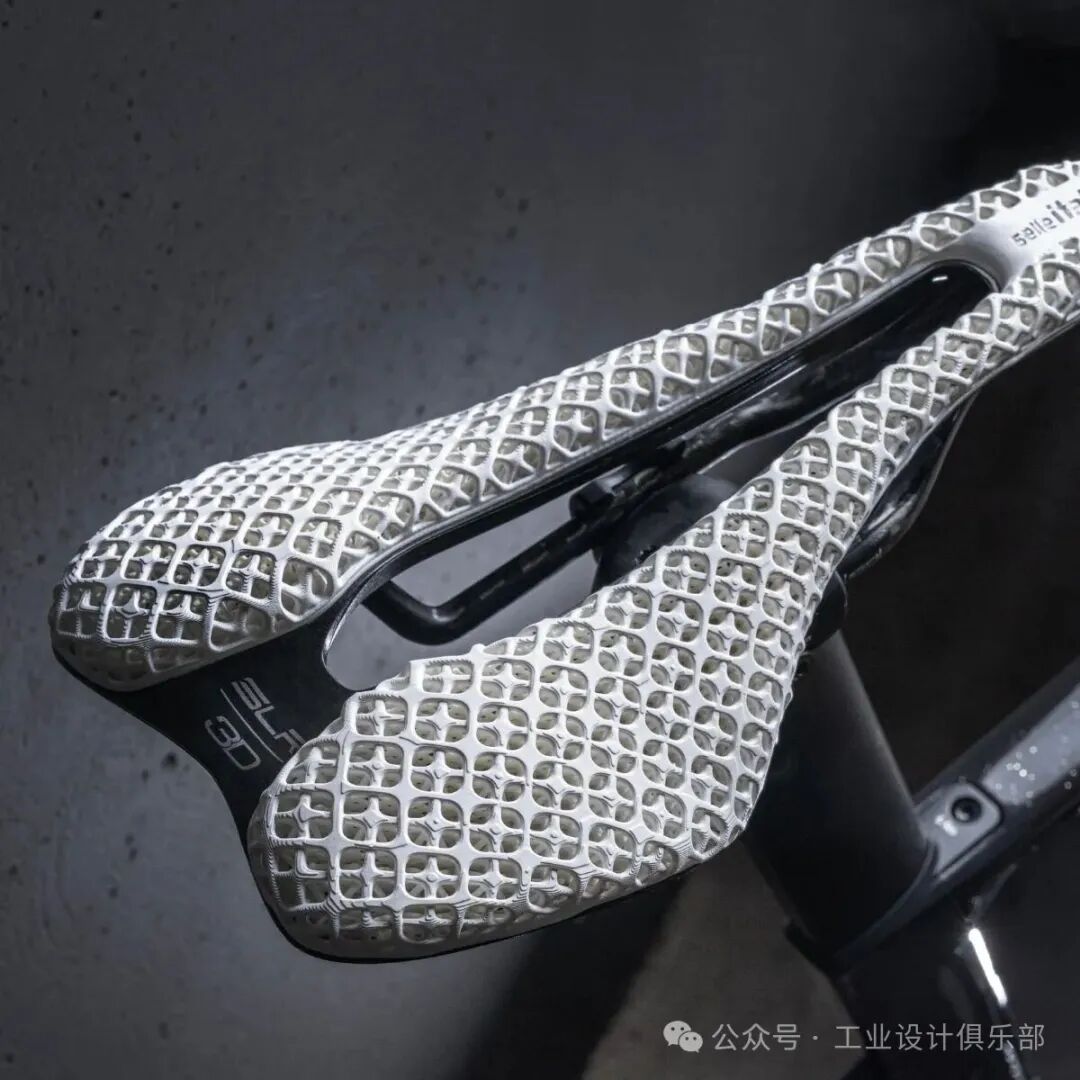 Selle Italia 3D打印自行车坐垫，白色蜂窝网格结构