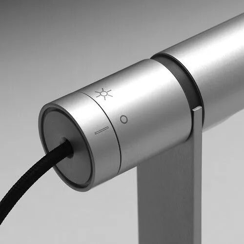 银色台灯控制环与亮度调节图标