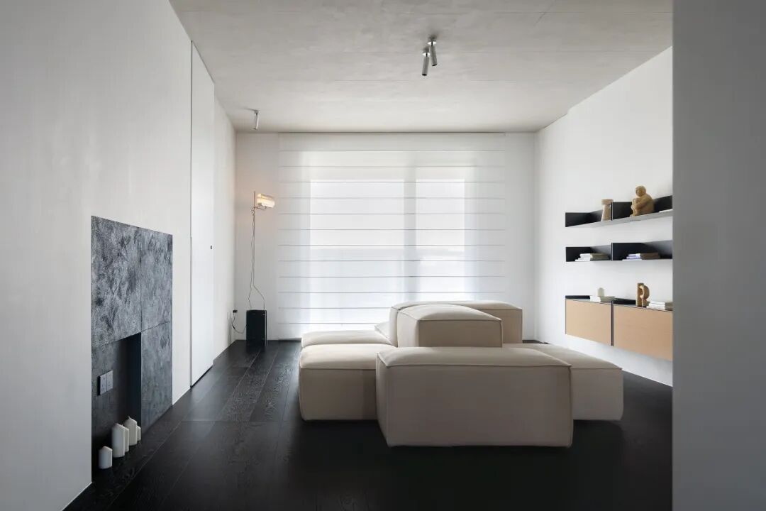极简平层客厅全景