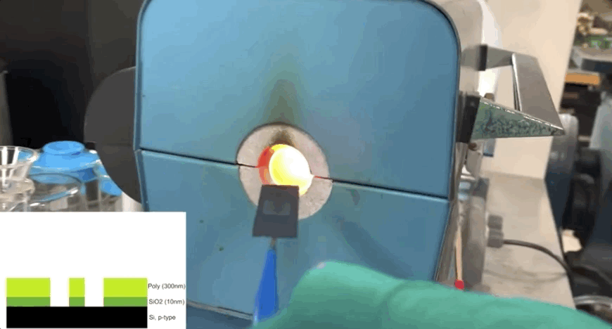 在自制的氧化扩散炉前进行工艺操作