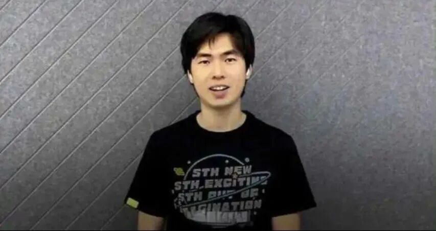 穿着印有“STH NEW STH.EXCITING”T恤的开发者