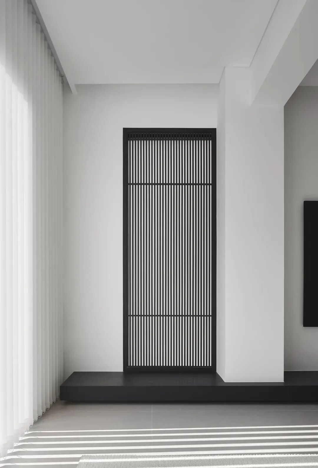 黑色竖条格栅屏风特写