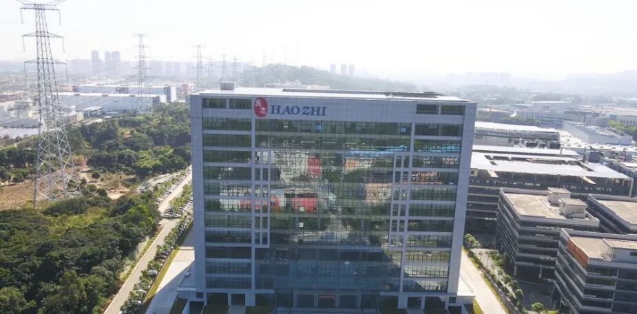 昊志机电现代玻璃幕墙办公大楼，顶部标识"HAO ZHI"