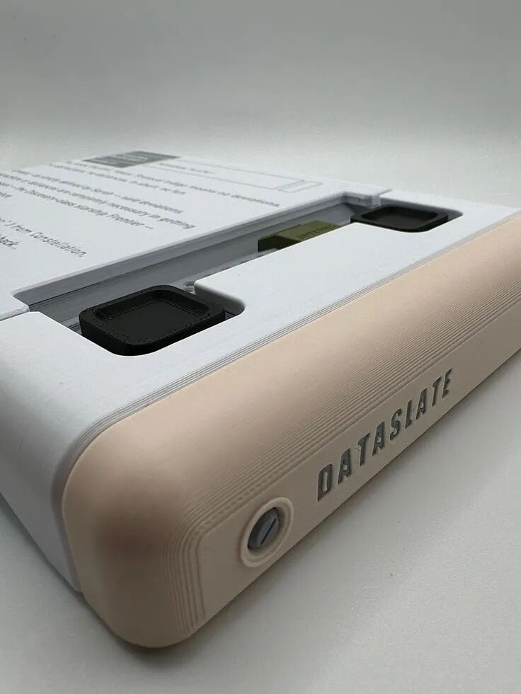 米白色的DATASLATE设备外壳