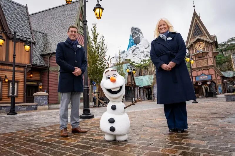 迪士尼乐园冰雪奇缘主题区与雪宝