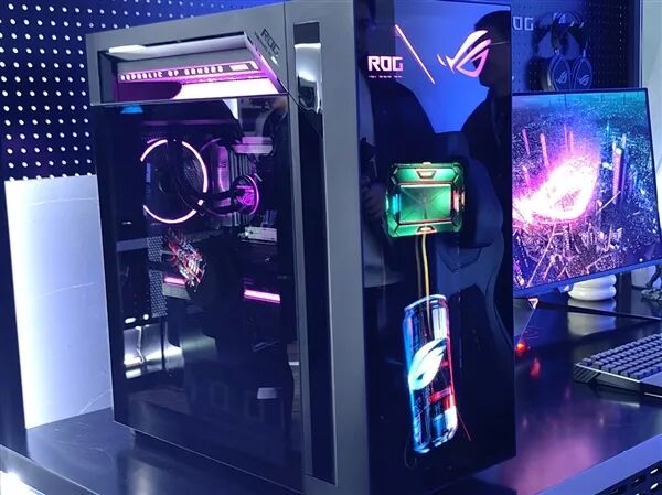 ROG枪神10X机箱内部AniMe Holo全息风扇特写