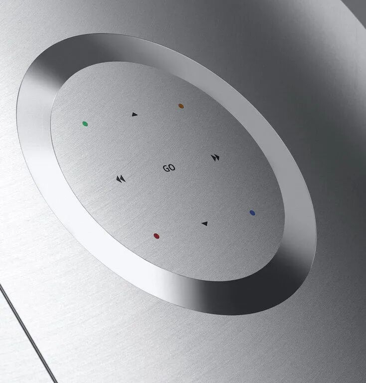 银色圆形控制面板上的GO按钮与功能图标