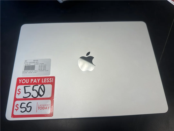 典当行货架上的银色MacBook